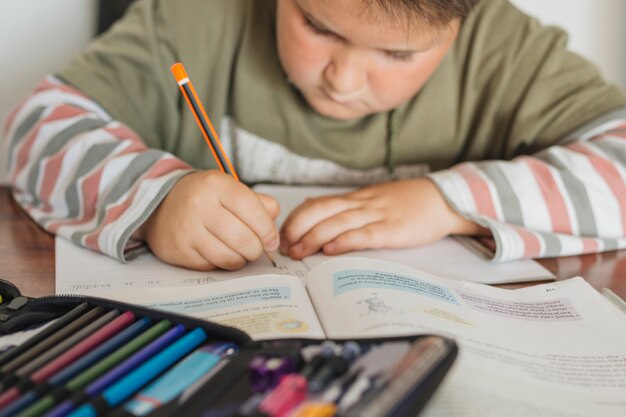 Garçon fait ses devoirs