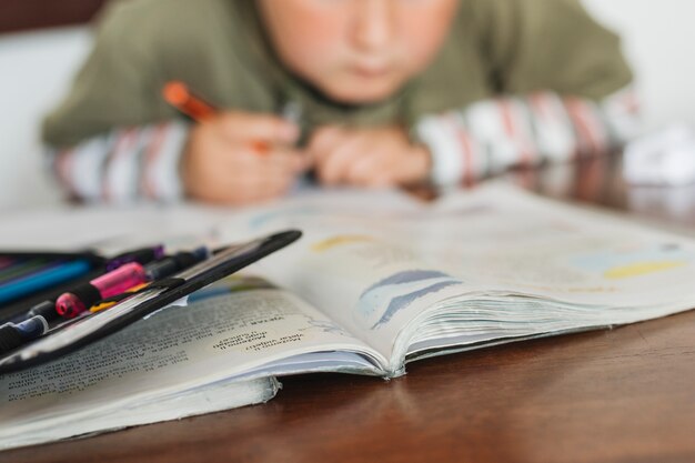 Garçon fait ses devoirs