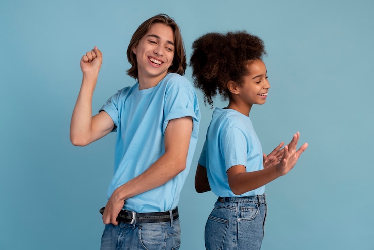Photo gratuit garçon et fille de l'adolescence posant ensemble