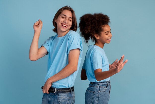 Garçon et fille de l'adolescence posant ensemble