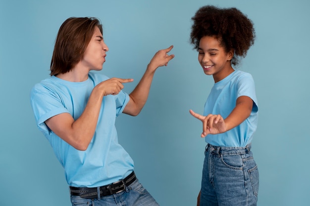 Photo gratuite garçon et fille de l'adolescence posant ensemble