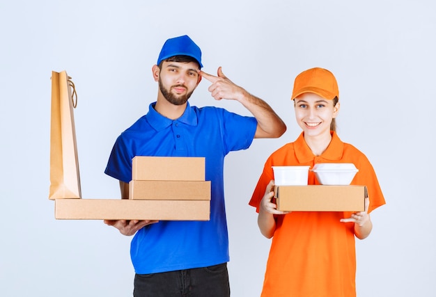 Un garçon et une fille de courrier en uniformes bleus et jaunes tenant des boîtes à emporter en carton et des paquets de courses semblent confus et réfléchissent à de nouvelles idées.