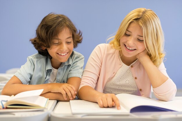 Garçon et fille à faible angle de lecture