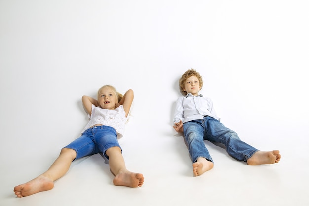 Garçon et fille, meilleurs amis ou frère et soeur s'amusant