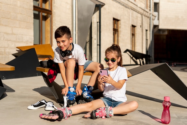 Garçon et fille avec des patins à roues alignées