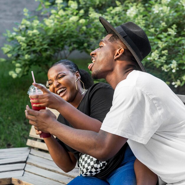 Garçon et fille s'amusant ensemble à l'extérieur