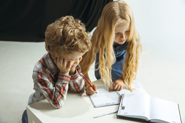 Garçon et fille se préparant à l'école après une longue pause estivale