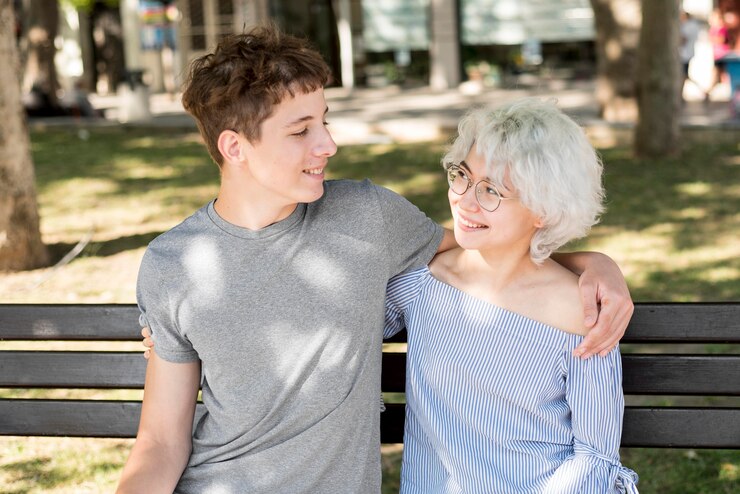 Photo gratuit garçon et fille se tenant sur un banc