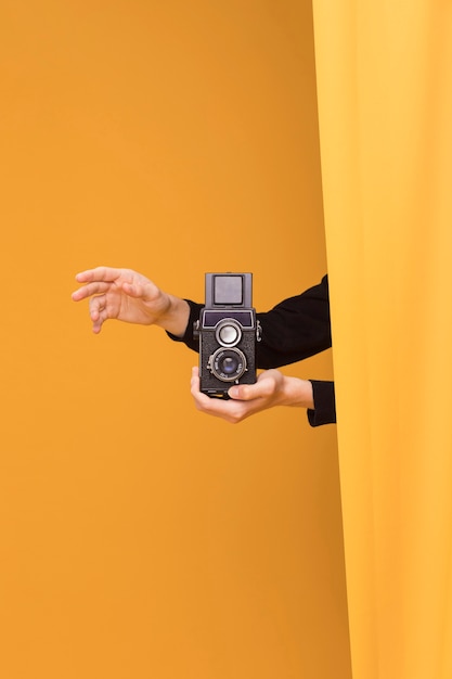 Garçon filme avec un caméscope dans une scène jaune