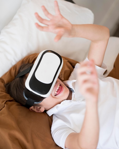 Garçon grand angle avec casque de réalité virtuelle