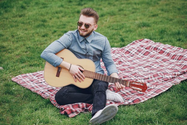 Garçon avec une guitare