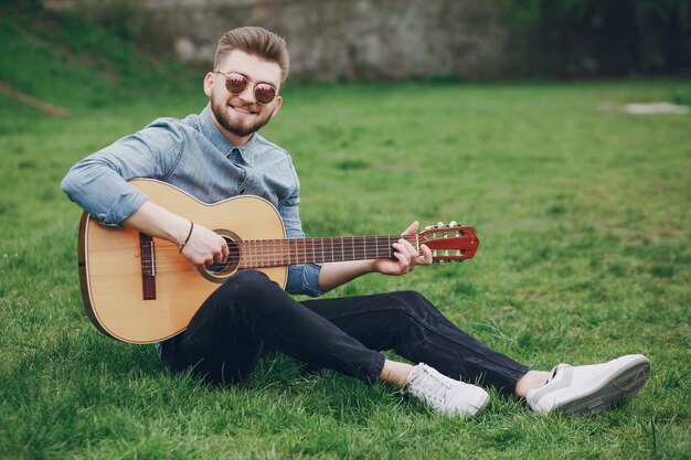 Garçon avec une guitare