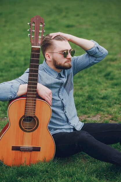 Garçon avec une guitare