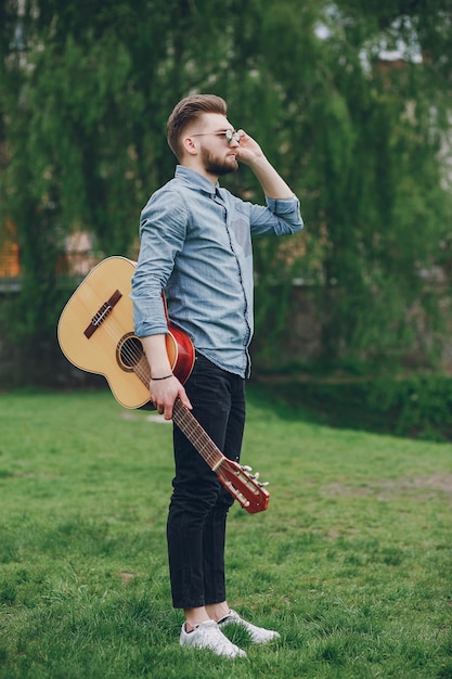 Garçon avec une guitare