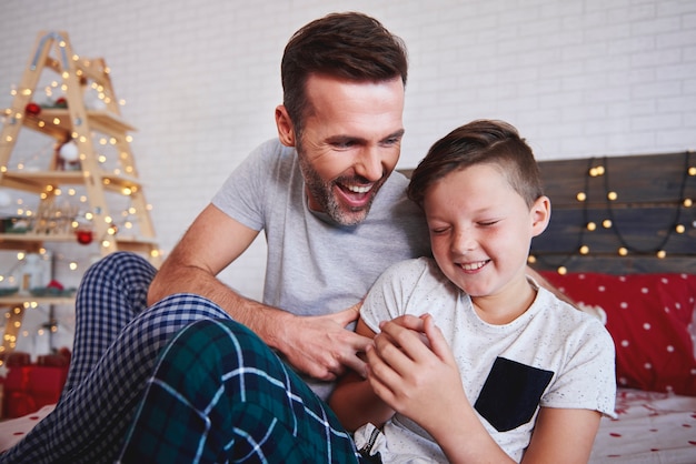 Garçon heureux avec père au moment de Noël