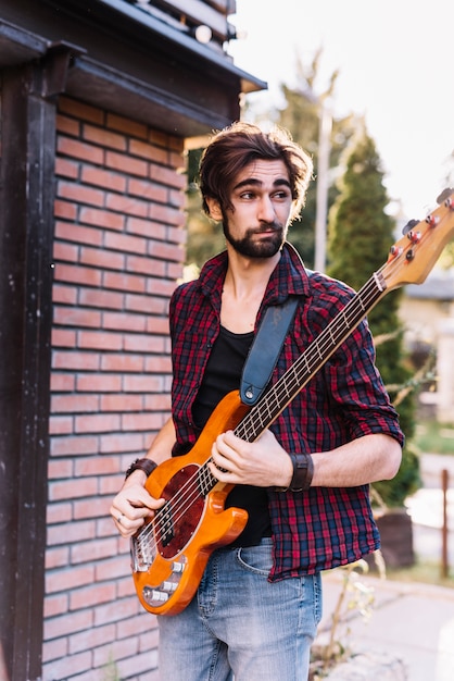 Photo gratuite garçon jouant de la guitare électrique