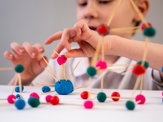 Photo gratuite garçon jouant avec un jeu de chimie