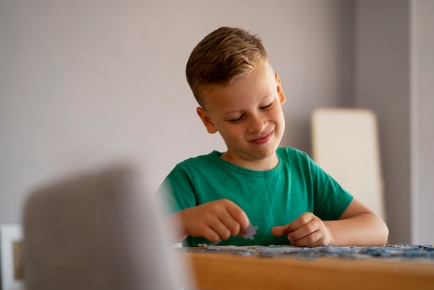 Photo gratuite garçon jouant avec des jouets de casse-tête