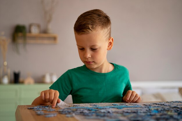 Garçon jouant avec des jouets de casse-tête