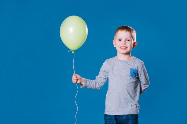 Garçon joyeux avec ballon