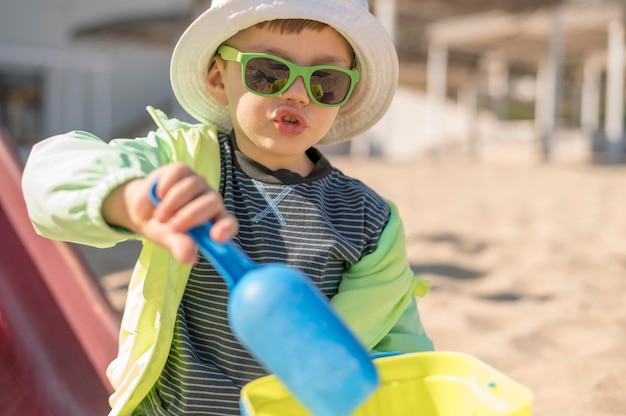 Garçon avec des lunettes de soleil