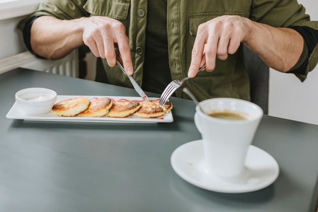 Photo gratuite garçon mangeant dans un restaurant