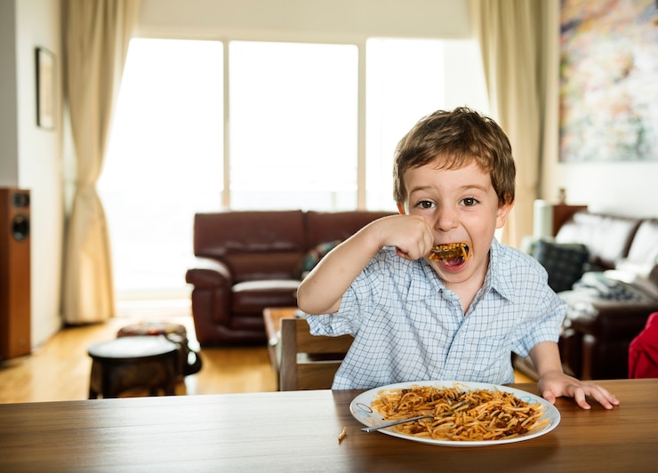 Photo gratuit garçon, manger, spaghetti