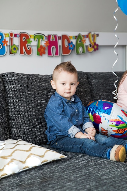 Garçon mignon sur la fête d&#39;anniversaire