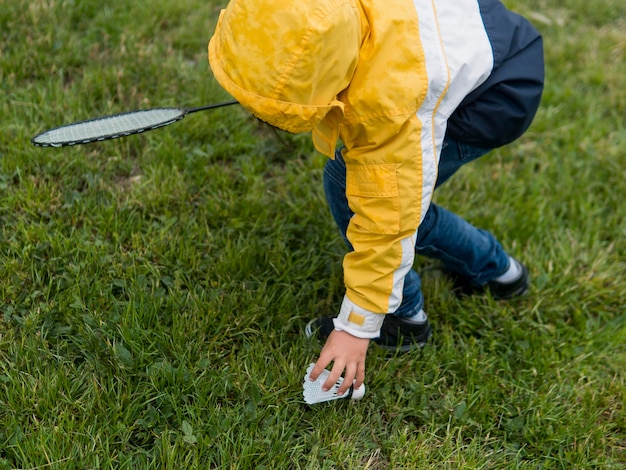 Photo gratuite garçon mignon en imperméable haute vue