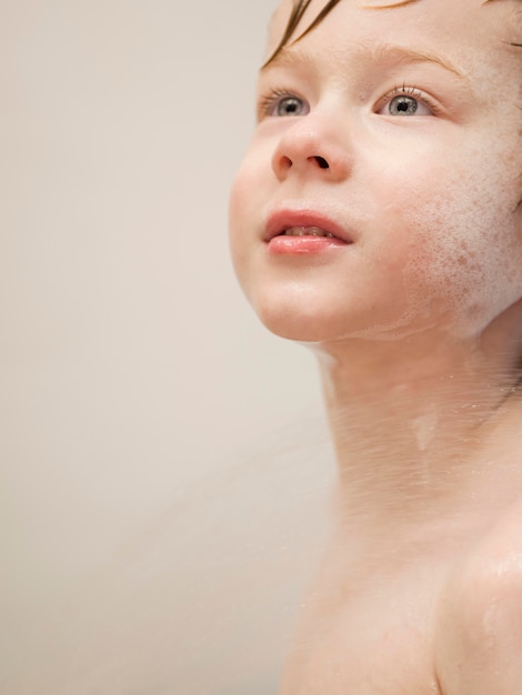 Garçon avec mousse de bain