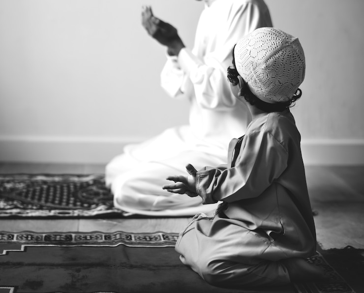 Photo gratuit garçon musulman apprenant à fabriquer dua à allah