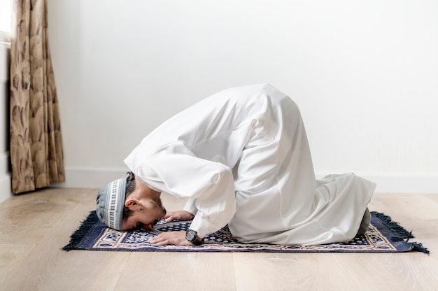 Garçon musulman priant dans une posture de sujud