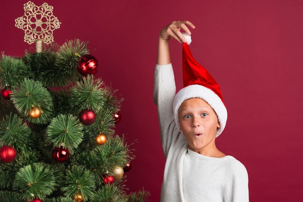 Garçon de Noël à tir moyen