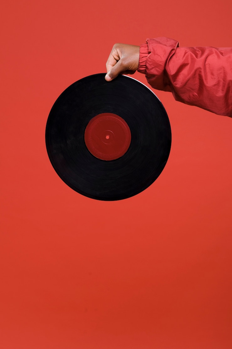 Photo gratuit garçon noir posant avec des vinyles