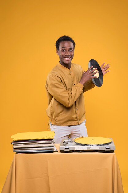 Garçon noir posant avec des vinyles