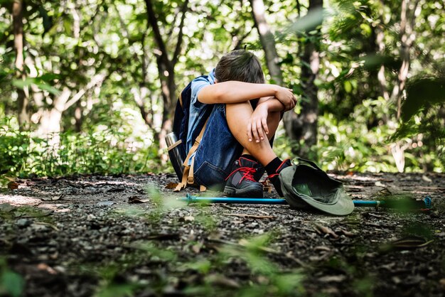 Garçon perdu et triste dans la forêt