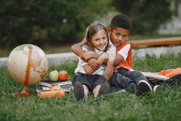 Garçon et petite fille métisse dans le parc