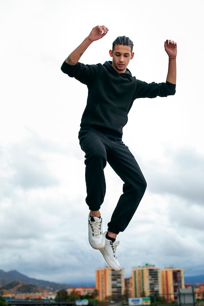 Photo gratuite garçon plein coup faisant du parkour