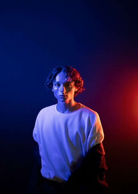 Garçon posant en studio coup moyen
