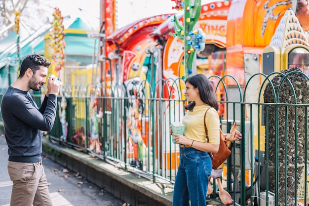 Garçon prenant une photo à sa petite amie