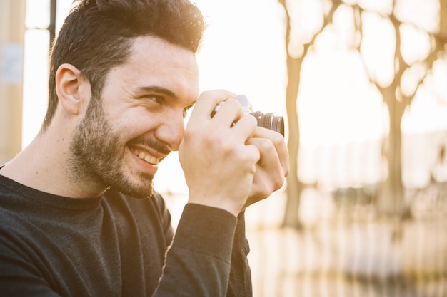 Garçon prenant une photo