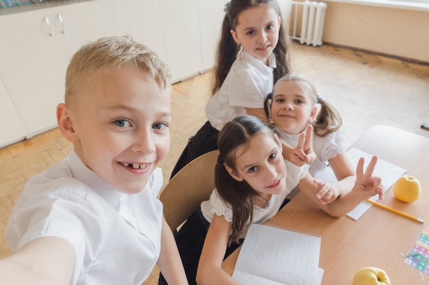 Garçon prenant selfie avec des filles