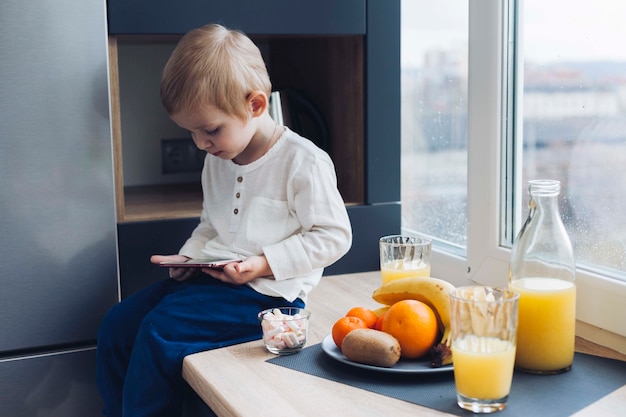 Photo gratuite garçon prenant son petit déjeuner