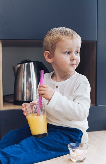 Photo gratuite garçon prenant son petit déjeuner