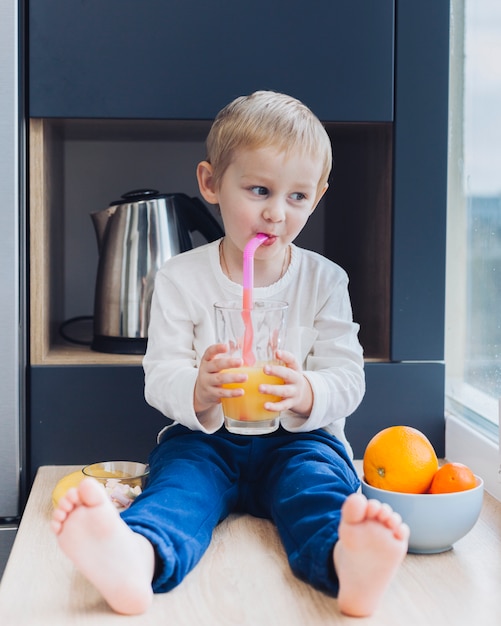 Garçon prenant son petit déjeuner