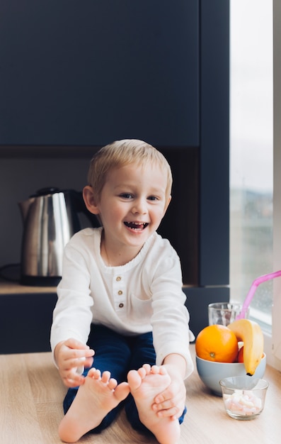 Garçon prenant son petit déjeuner