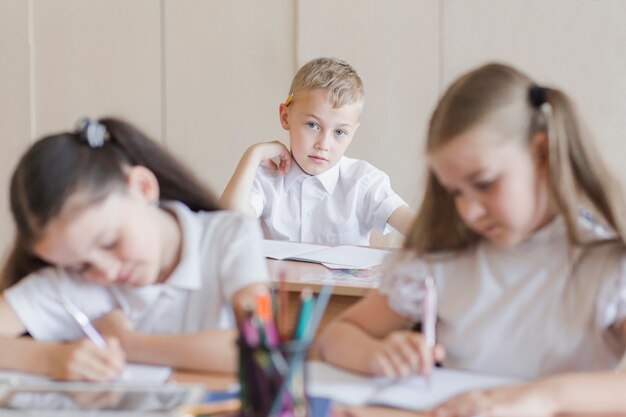 Garçon regardant ses camarades de classe