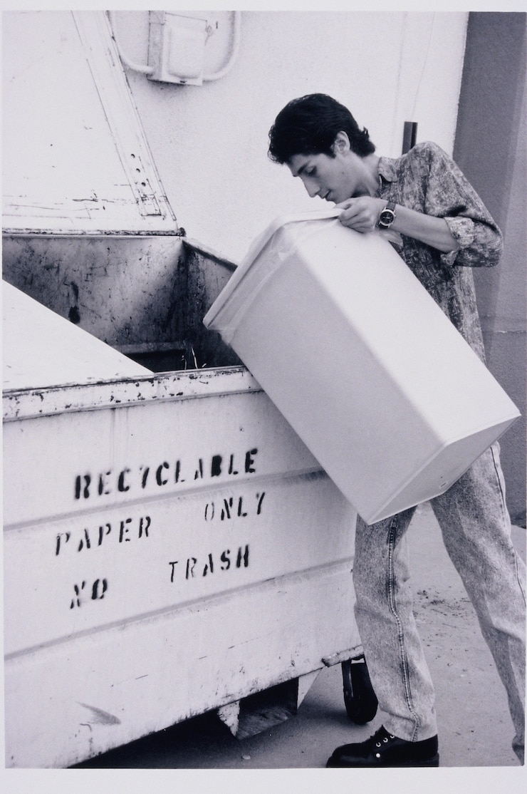 Photo gratuit le garçon remplit la corbeille