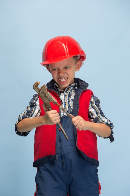 Photo gratuite garçon rêvant de la future profession d'ingénieur