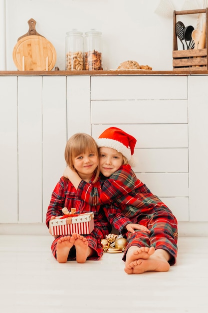 Garçon serrant sa soeur le jour de Noël